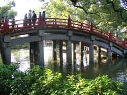 心字池に架かる御神橋