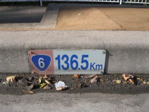標識の写真”width=