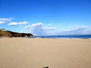 海水浴場の写真”width=