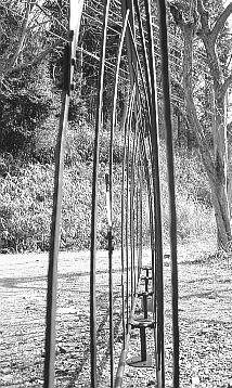 二重構造、もしくはモナカ構造とも・・