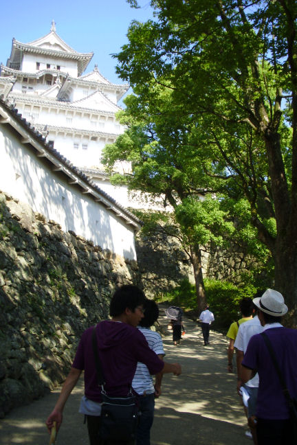 土塀の間を縫うように進む