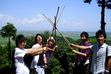 安土山頂にて杖を交わす