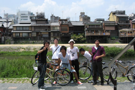 鴨川のほとりにて